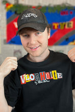 Lade das Bild in den Galerie-Viewer, „Vloghütte“ T-Shirt + Autogrammkarte
