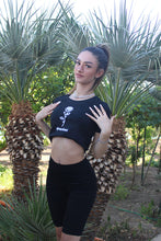 Lade das Bild in den Galerie-Viewer, Flieder Rose Cropped Tee Black
